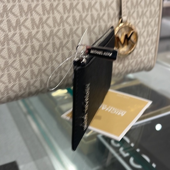 MICHAEL KORS
Jet Set Travel Medium Top Zip Leather Card Case Wallet
Black
NWT - Picture 15 of 16